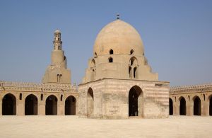 1280px-Kairo_Ibn_Tulun_Moschee_BW_5