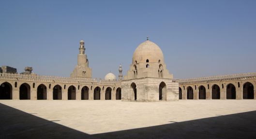 Kairo_Ibn_Tulun_Moschee_BW_4.jpg